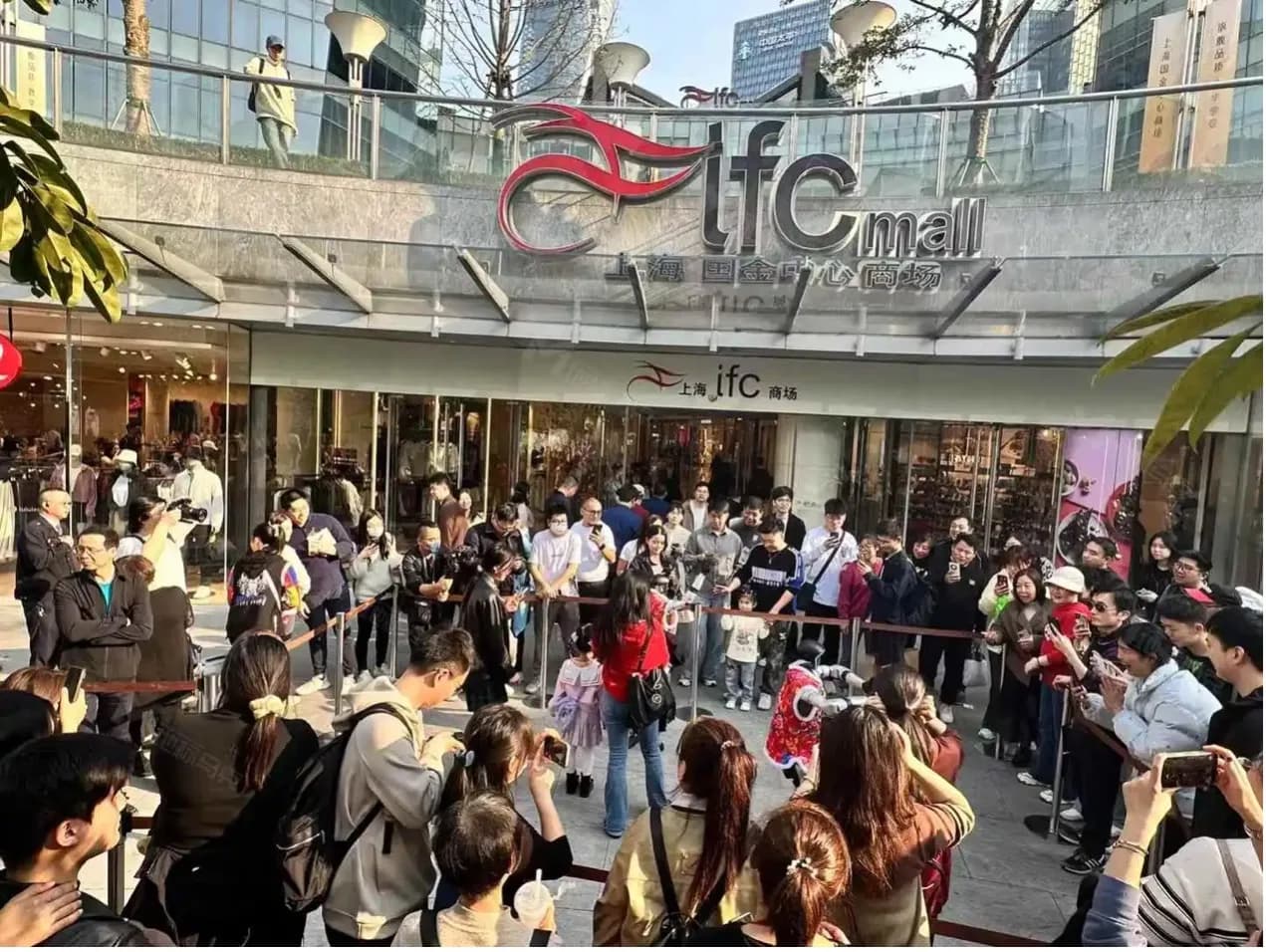上海IFC国金中心人形机器人：科技浪潮下的未来之约