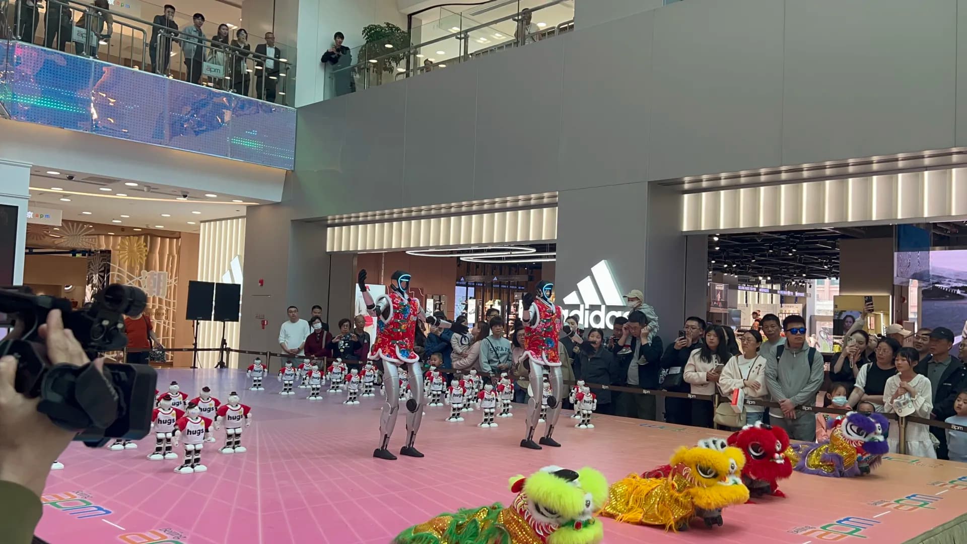 iapm商场人形机器人租售业务：开启未来购物新体验