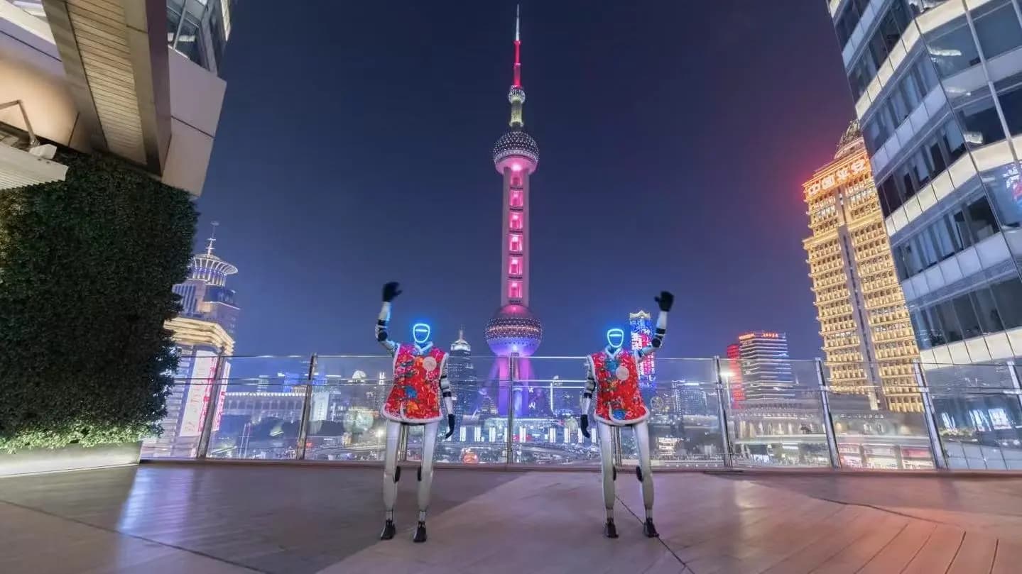上海IFC国金中心人形机器人：科技浪潮下的未来之约